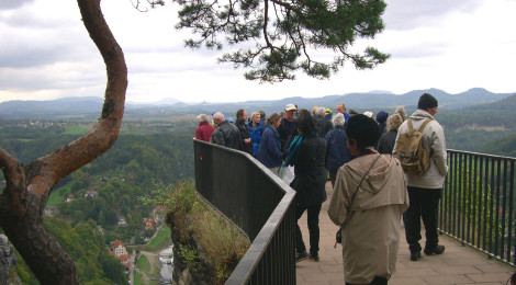 Besucher auf der Basteiaussicht