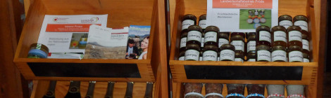 Regal mit Produkten der Region