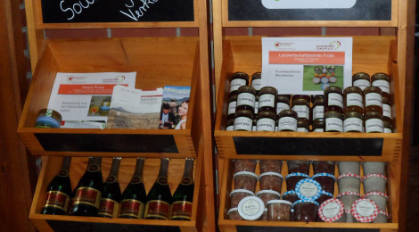 Regal mit Produkten der Region