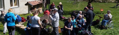 Gruppe auf Wiese vor Bildungsstätte