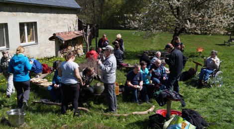 Gruppe auf Wiese vor Bildungsstätte