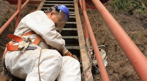Bauarbeiter auf steiler Metalltreppe