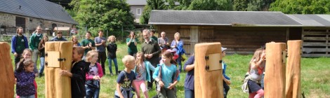 Kindergruppe beim Testen der neuen Duftorgeln