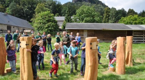 Kindergruppe beim Testen der neuen Duftorgeln