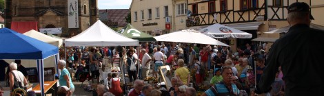 viele Besucher auf dem Markt
