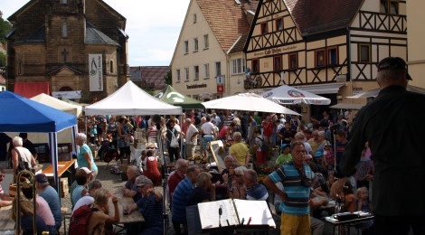 viele Besucher auf dem Markt