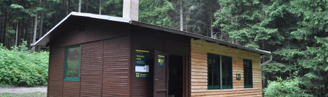 Holzhütte mit qualmendem Schornstein