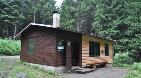 Holzhütte mit qualmendem Schornstein