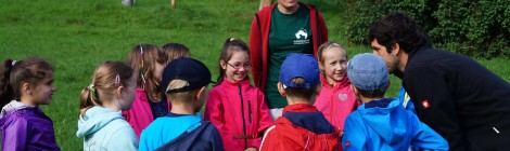 Praktikantin mit Kindern