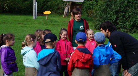 Praktikantin mit Kindern