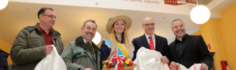 Menschen im Nationalpark-Bahnhof