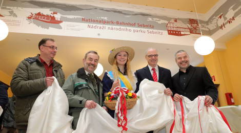 Menschen im Nationalpark-Bahnhof