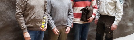 Gurppenbild der freiwilligen Helfer vor dem Felsen im Nationalparkzentrum