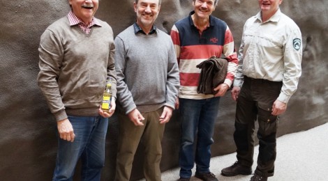 Gurppenbild der freiwilligen Helfer vor dem Felsen im Nationalparkzentrum