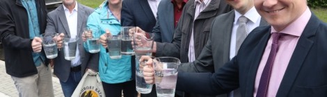 Bürgermeister zeigen Wasserkrüge, die die Namen der Gewässer ihrer Gemeinden tragen, das zum Taufen des neuen IC 2 genommen wird.