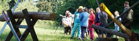 Kinder meistern aktive Herausforderungen bei Waldjugendspielen im Nationalpark
