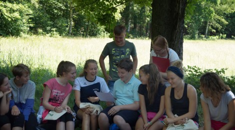 sächsische und bayerische Schüler beim Gedichtevorlesen