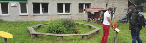 polnische Gäste an Pulttafeln