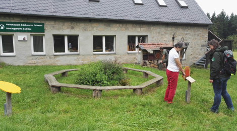 polnische Gäste an Pulttafeln