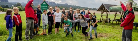 Kinder laufen durch Seil