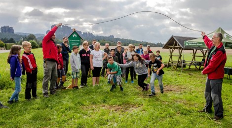 Kinder laufen durch Seil