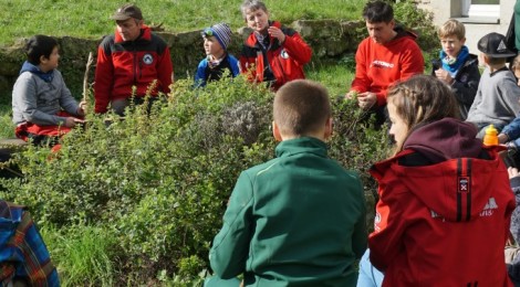 unior Ranger sitzen um die Kräuterspirale