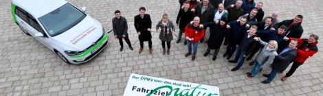 Die Arbeitsgruppe Fahrtziel Natur speist symbolisch Energie in des neue E-Auto des Mobilitätsmangers ein, damit eer Ideen vernetzt und den öffentlichen Nahverkehr in der Sächsischen Schweiz noch erfolgreicher macht, damit die Umwelt von Abgasen entlastet wird.