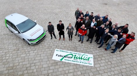 Die Arbeitsgruppe Fahrtziel Natur speist symbolisch Energie in des neue E-Auto des Mobilitätsmangers ein, damit eer Ideen vernetzt und den öffentlichen Nahverkehr in der Sächsischen Schweiz noch erfolgreicher macht, damit die Umwelt von Abgasen entlastet wird.