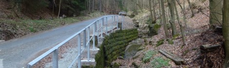 Geländer an alter Stützmauer aus Sandstein