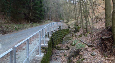 Geländer an alter Stützmauer aus Sandstein