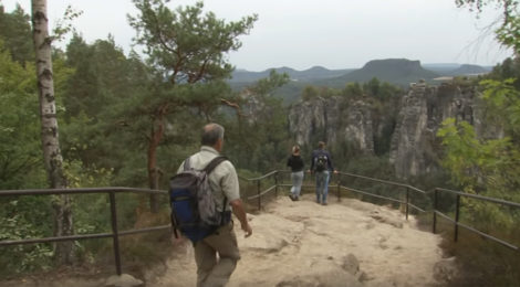 Ehrenamtlicher an einer Aussicht
