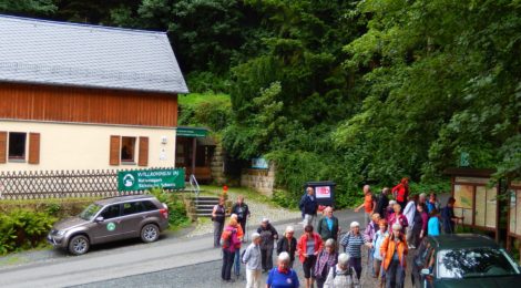 Viele Wanderer besuchen die Nationalparkinformationsstelle in Schmilka