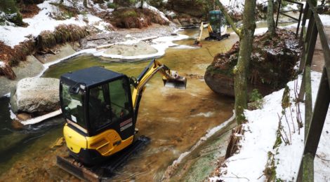 Minibagger graben im Flußbett