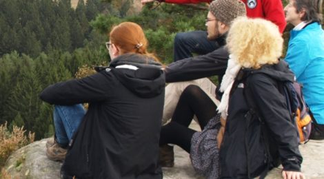 Ein Nationalparkmitarbeiter erläutert von einem Aussichtspunkt Besonderheiten im Nationalpark