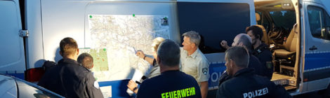 Abendliche Lagebesprechung mit Polizei, Feuerwehr und Nationalparkwacht. Die nicht alltägliche Aktion begründete sich durch die extrem hohe Waldbrandgefahr. Das Ergebnis gab dem Einsatz recht.