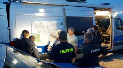 Abendliche Lagebesprechung mit Polizei, Feuerwehr und Nationalparkwacht. Die nicht alltägliche Aktion begründete sich durch die extrem hohe Waldbrandgefahr. Das Ergebnis gab dem Einsatz recht.