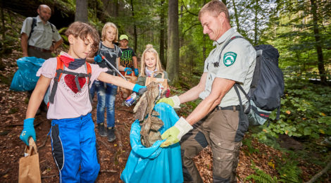 Junior Ranger, naturbegeisterte Kinder sammeln mit Rangrn aus dem Nationalprk Müll.