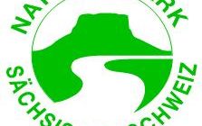 Das Logo des Nationalparks Sächsische Schweiz zeigt den Lilienstein und den Fluß Elbe. Die Elbe fließt auf em Logo und in Wirklichkeit um den Lilienstein herum.