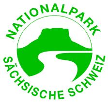 Das Logo des Nationalparks Sächsische Schweiz zeigt den Lilienstein und den Fluß Elbe. Die Elbe fließt auf em Logo und in Wirklichkeit um den Lilienstein herum.