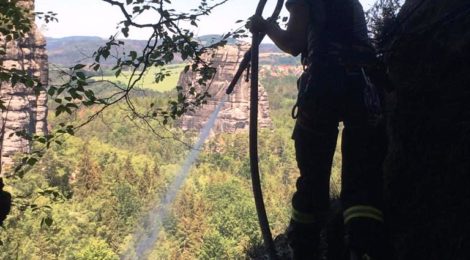 Feuerwehrmann im Steilhang
