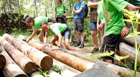 Kinder bei einer Führung in der Waldhusche