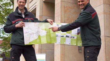 Nationalpark- und Forstbezirk Neustadt stellen gemeinsam ein neues Faltblatt vor.