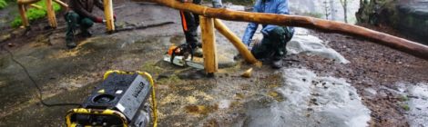 Arbeiter bauen ein Geländer auf dem Lilienstein