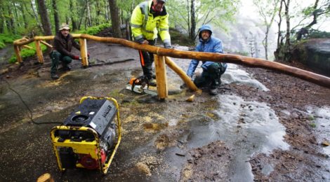 Arbeiter bauen ein Geländer auf dem Lilienstein