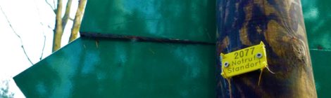 Bildunterschrift: Foto: Hanspeter Mayr Im Gebiet des Nationalparks haben Mitarbeiter der Verwaltung an allen 400 Wegweisern und Infotafeln vierstellige Standortnummern angebracht. Im Notfall kann die Rettungsleitstelle den genauen Standort von Verletzten anhand dieser Nummern ermitteln und die Einsatzkräfte entsprechend informieren.