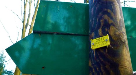 Bildunterschrift: Foto: Hanspeter Mayr Im Gebiet des Nationalparks haben Mitarbeiter der Verwaltung an allen 400 Wegweisern und Infotafeln vierstellige Standortnummern angebracht. Im Notfall kann die Rettungsleitstelle den genauen Standort von Verletzten anhand dieser Nummern ermitteln und die Einsatzkräfte entsprechend informieren.