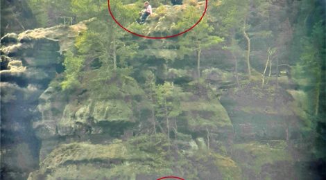 Foto: Jan Scheffler Trotz der Ausschilderung als Horstschutzzone näherten sich diese Wanderer möglicherweise unbewusst dem Brutplatz der geschützten Wanderfalken bis auf wenige Meter. Die Vögel nehmen Menschen, die sich von oberhalb des Horstes nähern als größere Gefahr für den Brutplatz wahr, als Wanderer, die sich am Fuß des Felsens annähern.