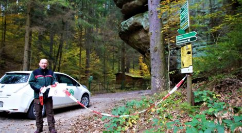 BU: Foto: Archiv Nationalparkverwaltung, Hanspeter Mayr Eine Woche nach Sturm Ignatz konnte die Nationalparkverwaltung alle Rettungswege wie hier am Wenzelweg wieder freischneiden, so dass Lothar Andrä und seine Kollegen von der Nationalparkwacht die Absperrungen an den Eingängen in den Nationalpark wieder entfernen können. Es ist aber weiterhin Vorsicht beim Wandern geboten, denn nach wie vor können nach dem Sturm jederzeit hängengebliebene Äste oder Baumspitzen unvermittelt abstürzen oder instabile Bäume umbrechen und Wanderer erheblich verletzen.