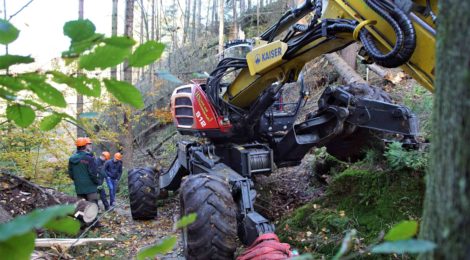 Foto: Hanspeter Mayr Dieser Schreitbagger ist gegen Aufprallkräfte von 17 to geschützt, so dass er auch im Bereich der unpassierbaren Wege im Nationalpark arbeiten kann. Bürgermeister, Gastwirte, Wegewart und Mitarbeiter des Nationalparks Böhmische Schweiz konnten sich von der sicheren und den guten Arbeitsergebnissen des Spezialgeräts überzeugen.