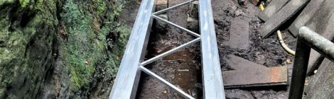 Foto: M. Aulitzky Die Schwedenlöcher sind wieder begehbar. Schwere Handarbeit leistete eine Spezialfirma aus Bretnig-Hauswalde, damit für jährlich rund 150.000 Besucher das eindrucksvolle Naturerlebnis der engen Felsgassen in den Schwedenlöchern möglich bleibt. Die Nationalparkverwaltung investierte hierfür einen mittleren fünfstelligen Betrag.